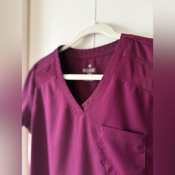 Med Couture Touch 1-Pocket STRETCH Tuck In V-Neck Scrub Top in Wine Burgundy - Picture 7 of 10